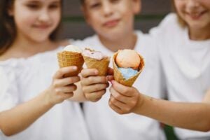 Kids eating ice cream cones 